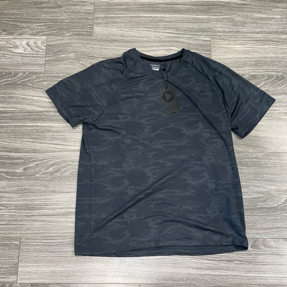 Motion camo workout shirt. Size XL. NWT
